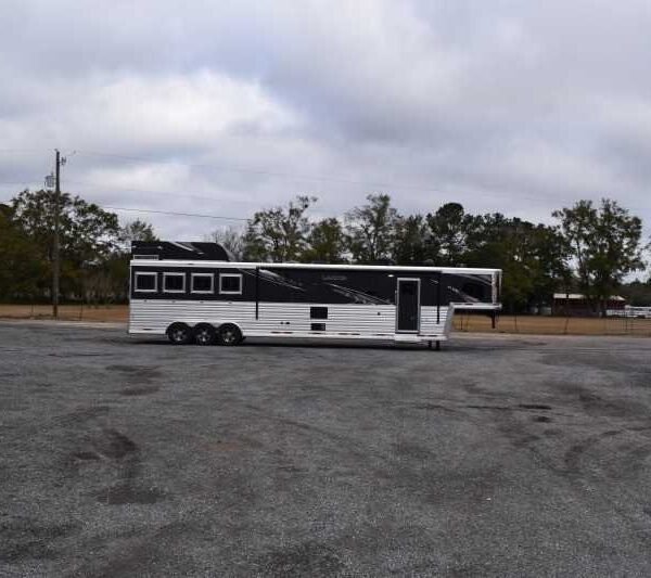 2021 Lakota Bighorn 8418GLQUG 4 Horse Trailer with 18' Short Wall