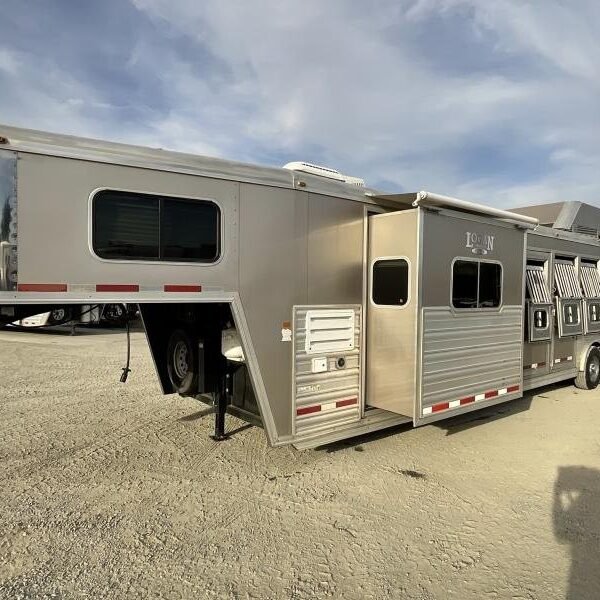 2014 Logan Coach RAZ4GNHDLQ 40′ 4 horse Razor GN Horse Trailer**WITH WALK IN CLOSET**